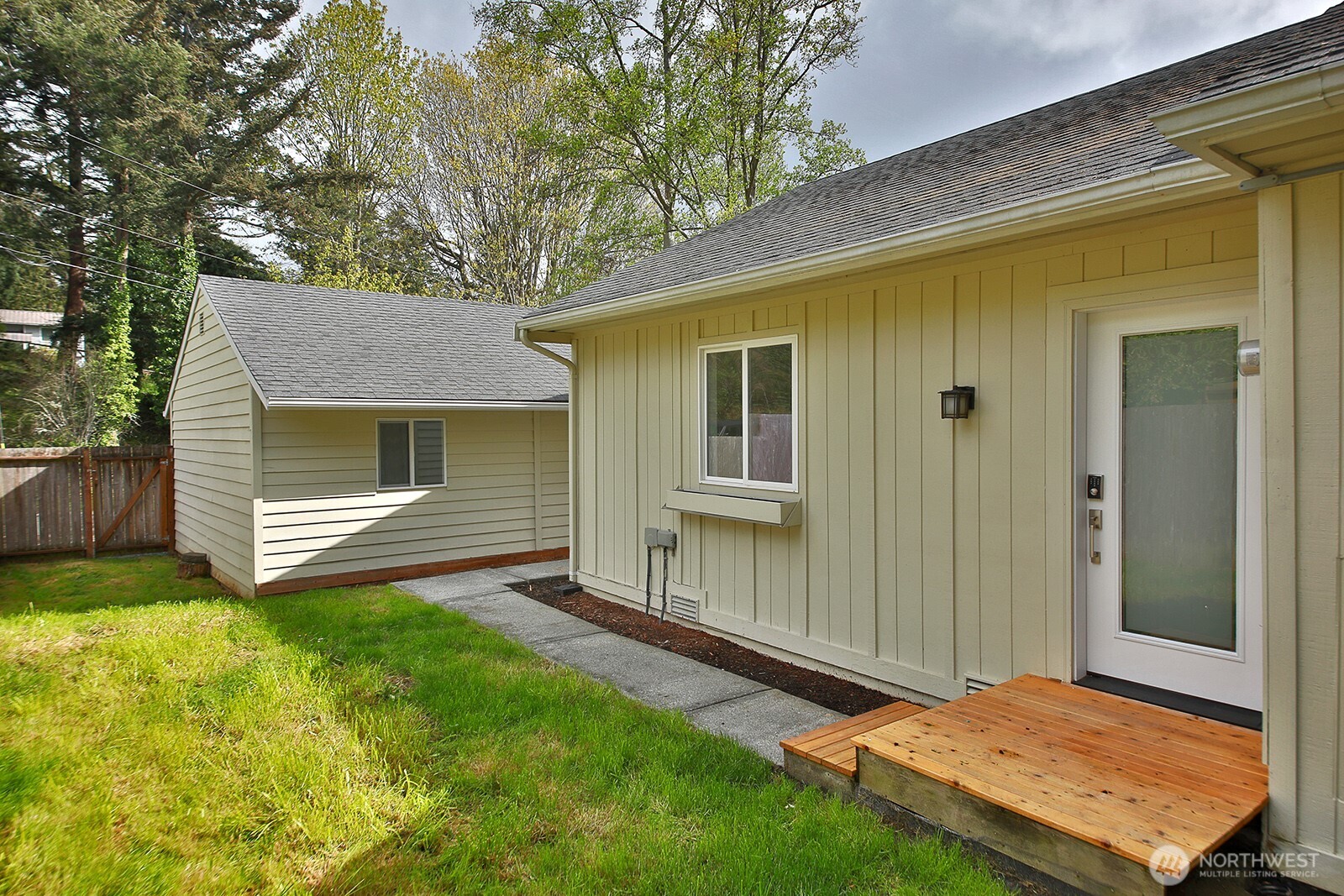 3760 Periwinkle Road Clinton, WA 98236 - Photo 28 of 34 a backyard of a house
