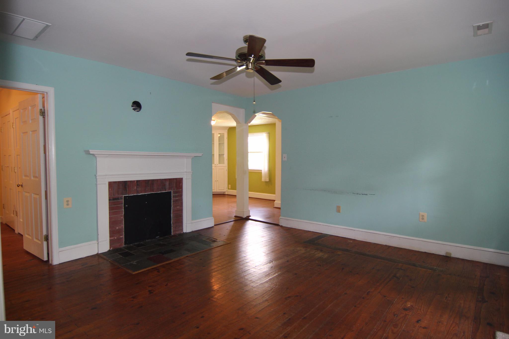 7812 Leland Road Manassas, VA 20111 - Photo 6 of 28 Living Room