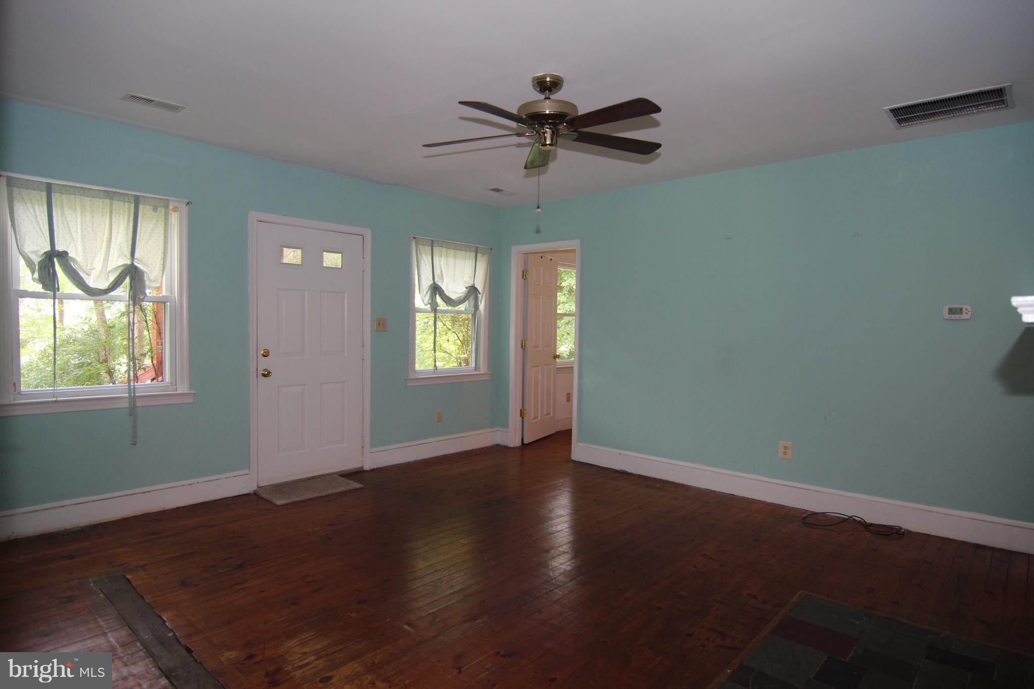 7812 Leland Road Manassas, VA 20111 - Photo 7 of 28 Living Room