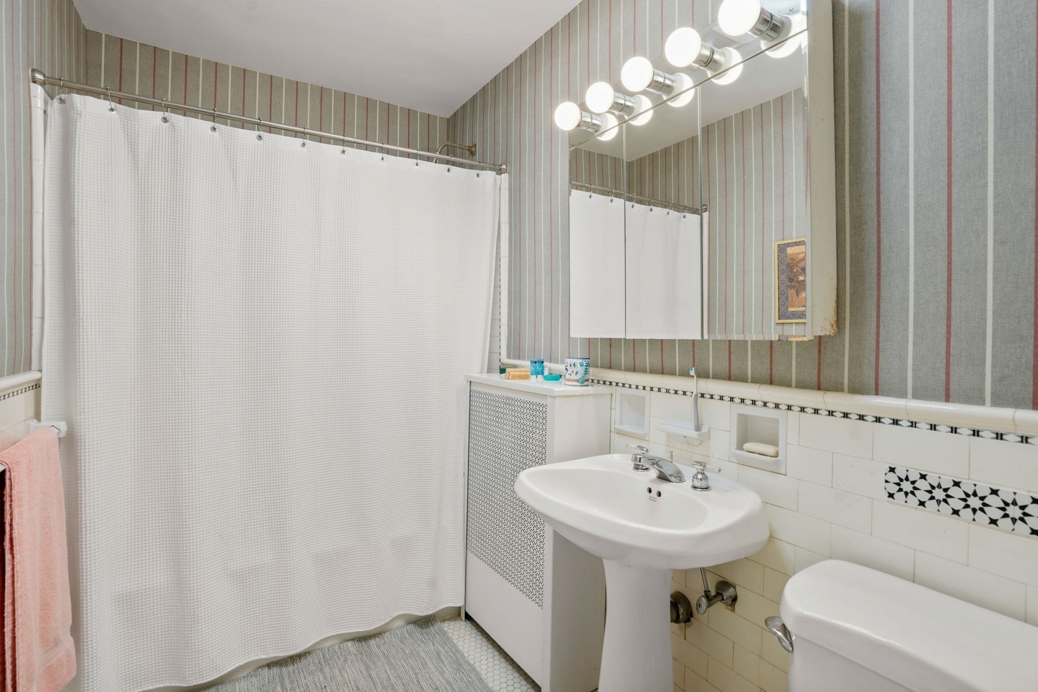 11 Stoneleigh Road Newton, MA 02465 - Photo 21 of 38 Gallery Image 21