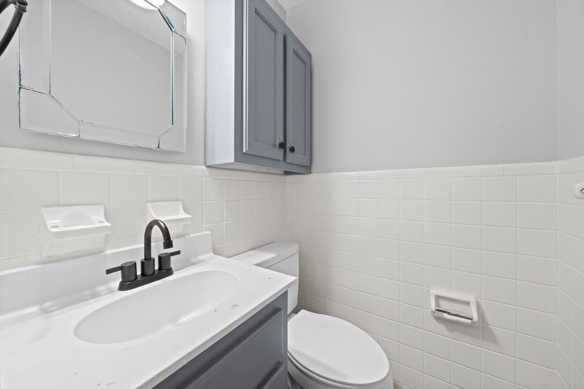 234 Old Trenton Road Clarksville, TN 37040 - Photo 21 of 25 a bathroom with a sink a toilet and mirror