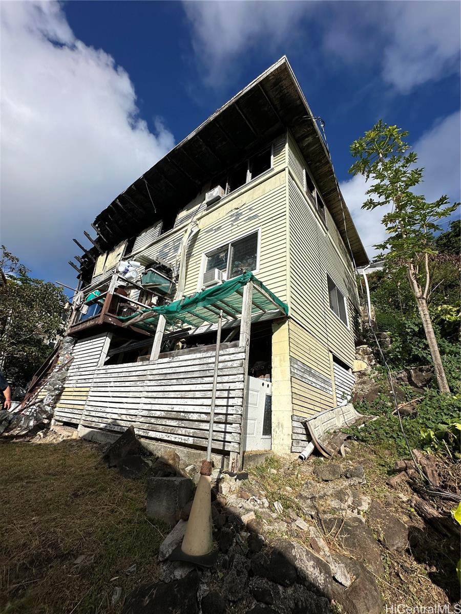 2453 Pacific Heights Road, Unit C Honolulu, HI 96813 - Photo 11 of 11 a view of a house with a yard