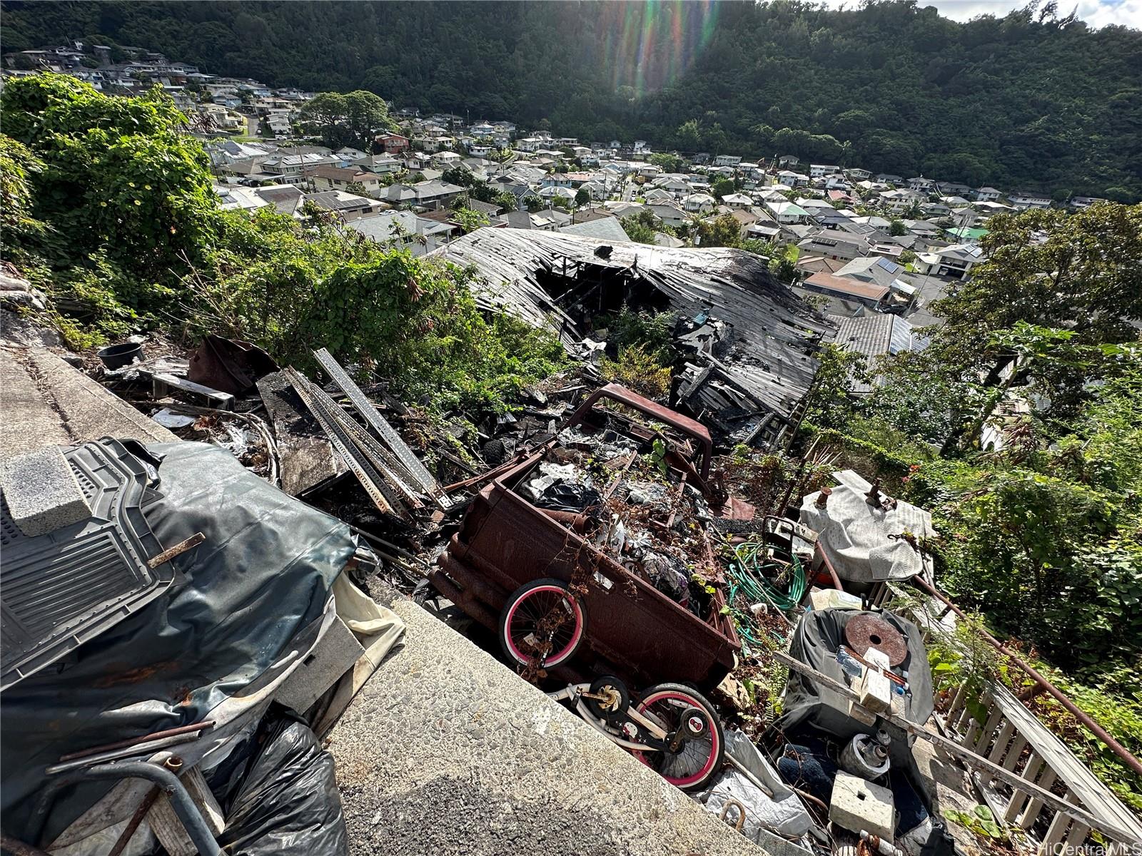 2453 Pacific Heights Road, Unit C Honolulu, HI 96813 - Photo 4 of 11 a view of a backyard of a house