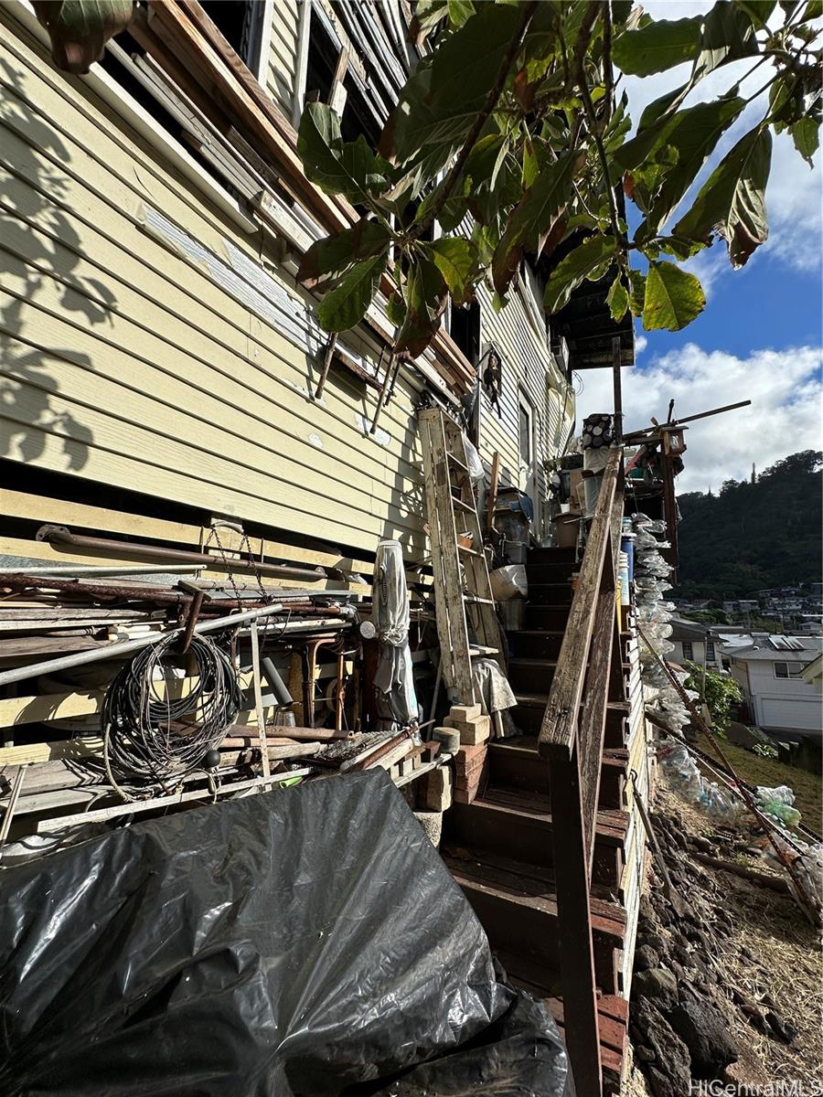 2453 Pacific Heights Road, Unit C Honolulu, HI 96813 - Photo 10 of 11 a view of a balcony with chairs