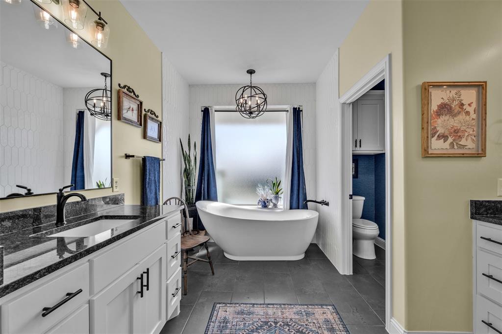 6628 Buffalo Ridge Circle Godley, TX 76044 - Photo 22 of 39 a spacious bathroom with a bathtub sink and mirror