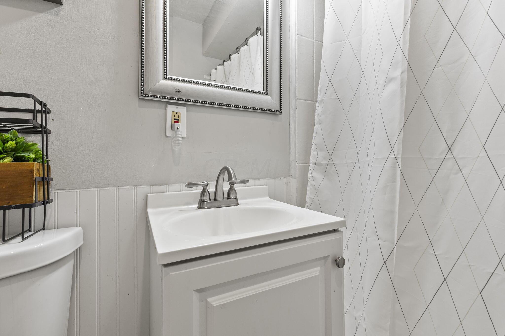 695 Raleigh Drive Columbus, OH 43228 - Photo 26 of 57 secondary bathroom main floor