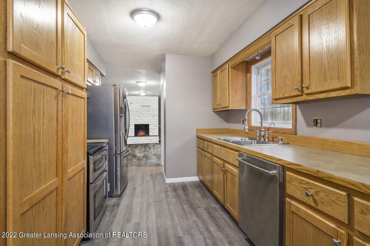 7716 Loomis Road Dewitt, MI 48820 - Photo 6 of 19 Kitchen