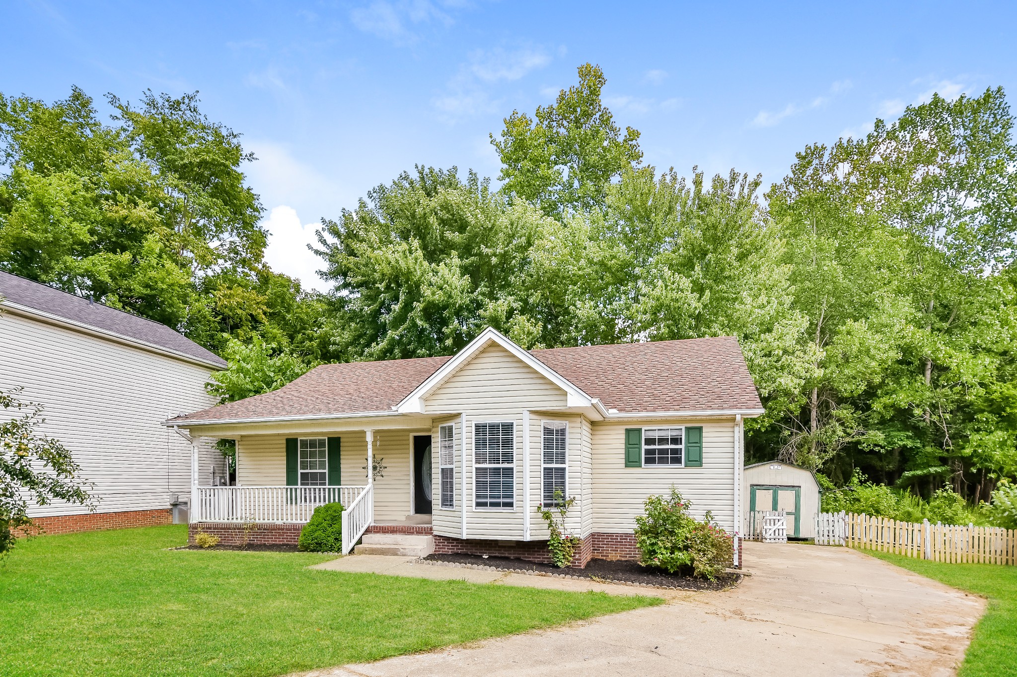 649 Laramie Drive Springfield, TN 37172 - Photo 2 of 15 a front view of a house with a garden and plants