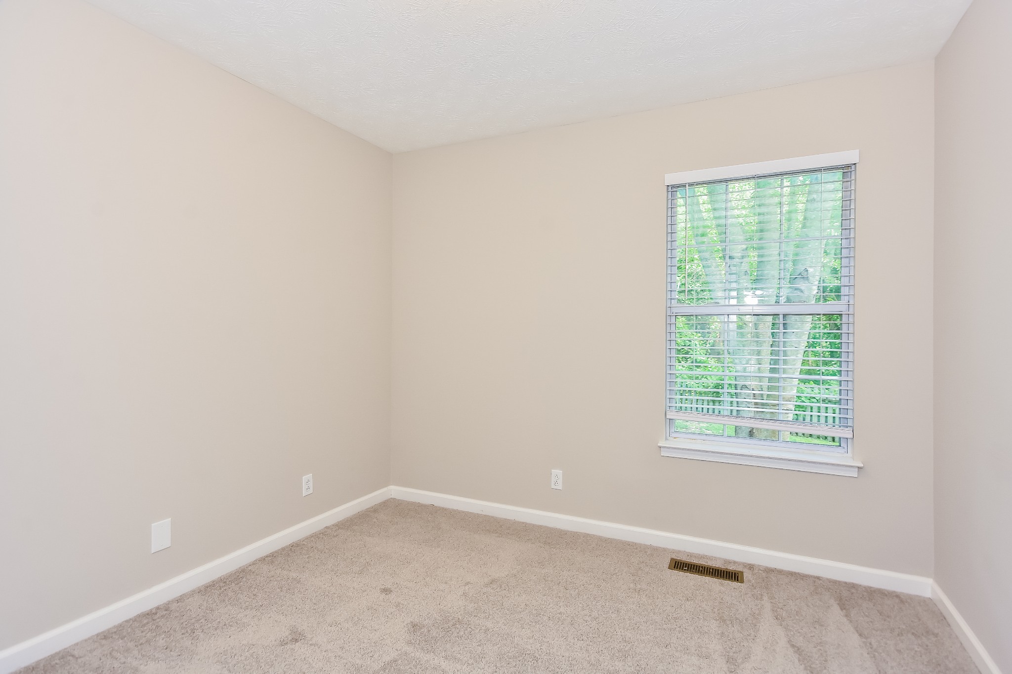 649 Laramie Drive Springfield, TN 37172 - Photo 6 of 15 an empty room with a window