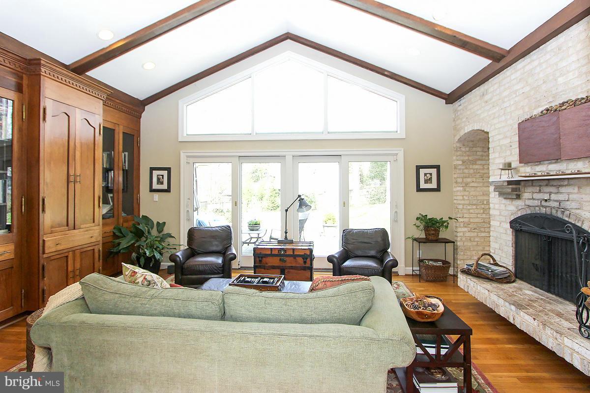 Family Room w/VAULT ceiling!