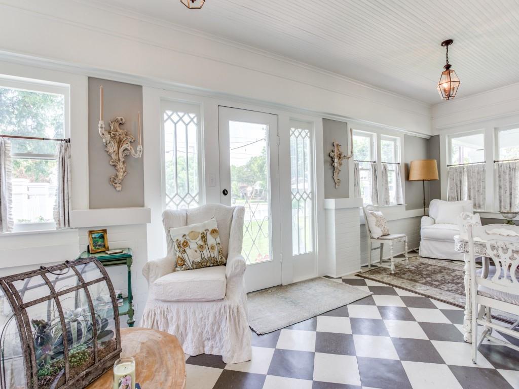 302 Featherston Street Cleburne, TX 76033 - Photo 13 of 40 Sunroom