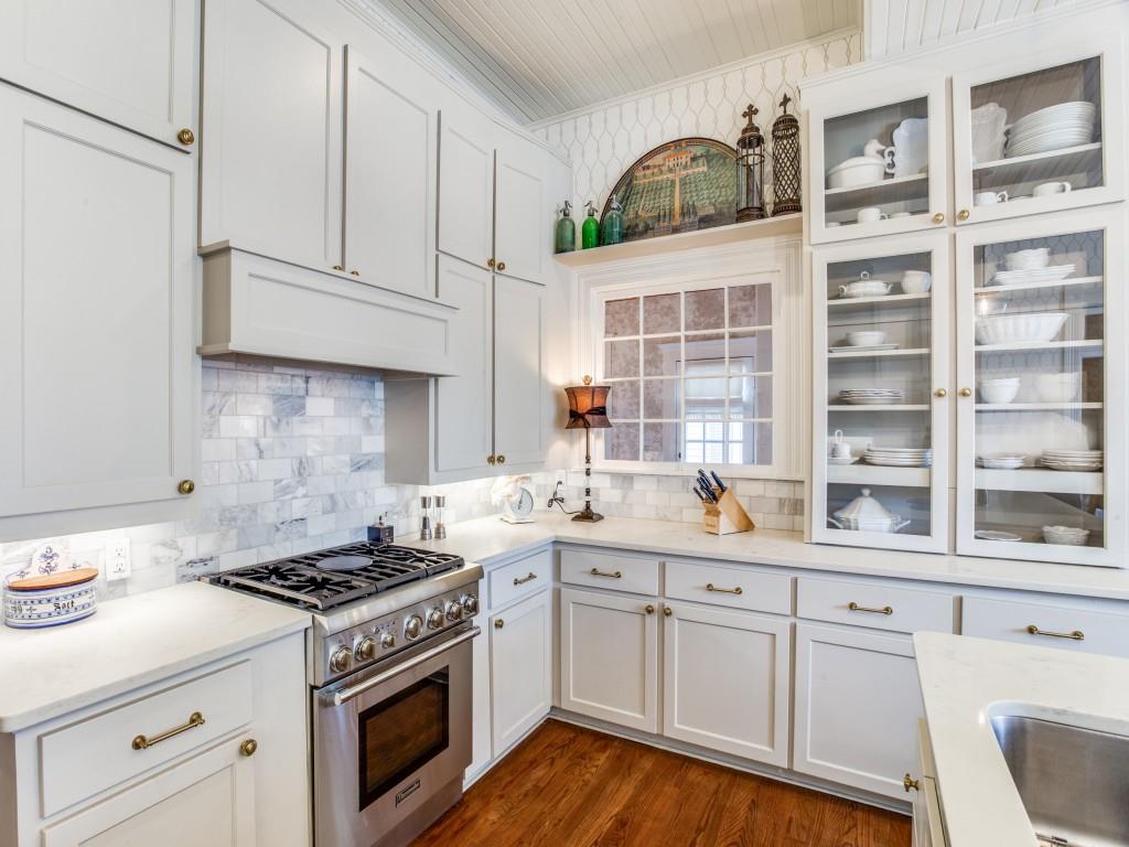 302 Featherston Street Cleburne, TX 76033 - Photo 17 of 40 Kitchen