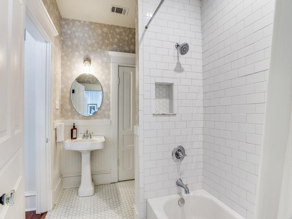 302 Featherston Street Cleburne, TX 76033 - Photo 34 of 40 Full bathroom