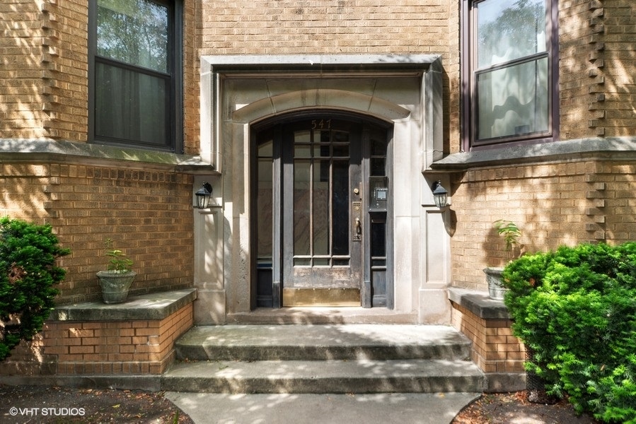 547 West Brompton Avenue, Unit 2S Chicago, IL 60657 - Photo 2 of 15