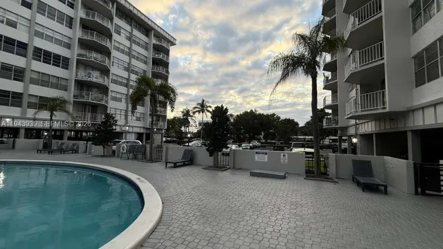a picture of street with view of building