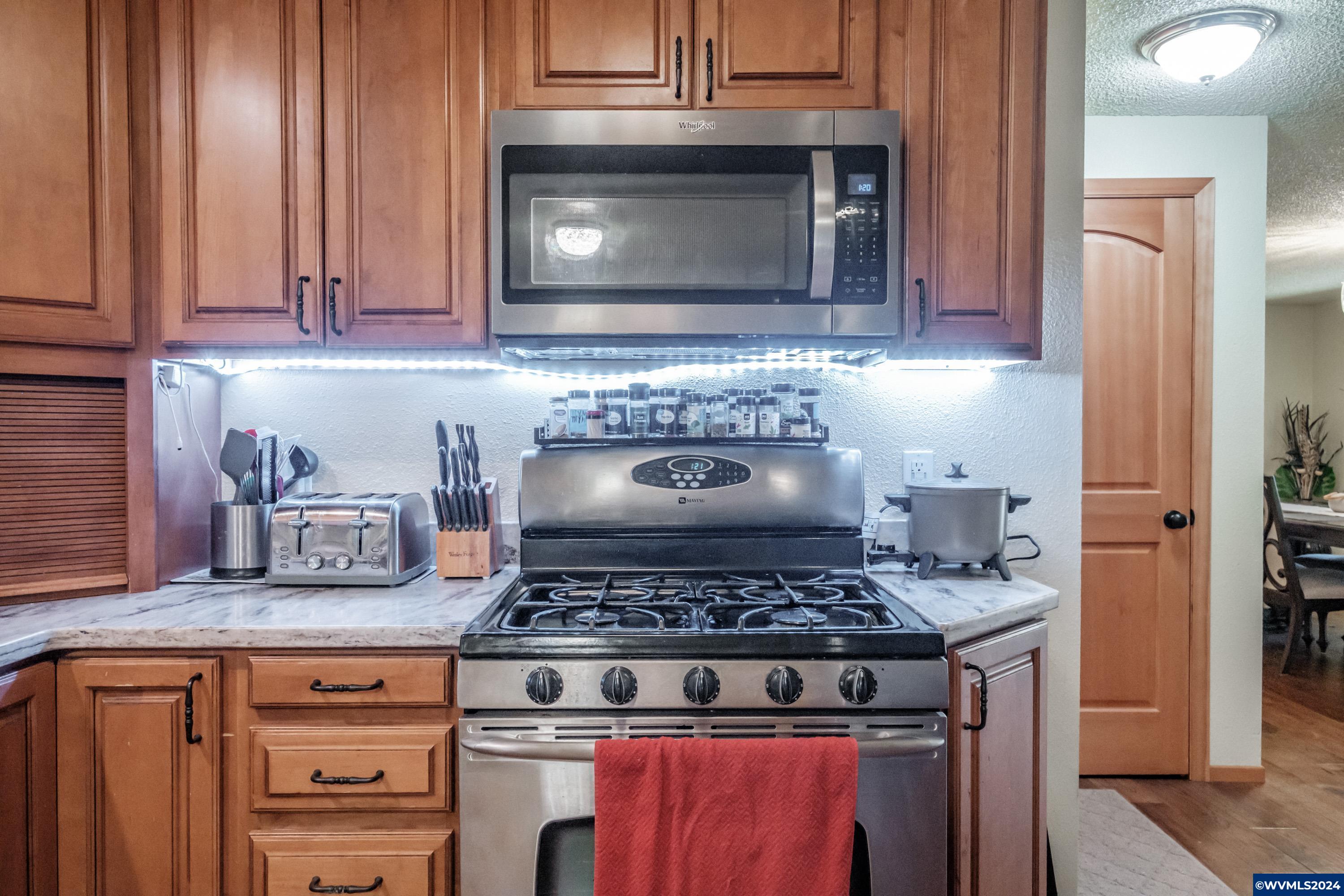 1214 Northeast Springwood Drive Albany, OR 97321 - Photo 13 of 50