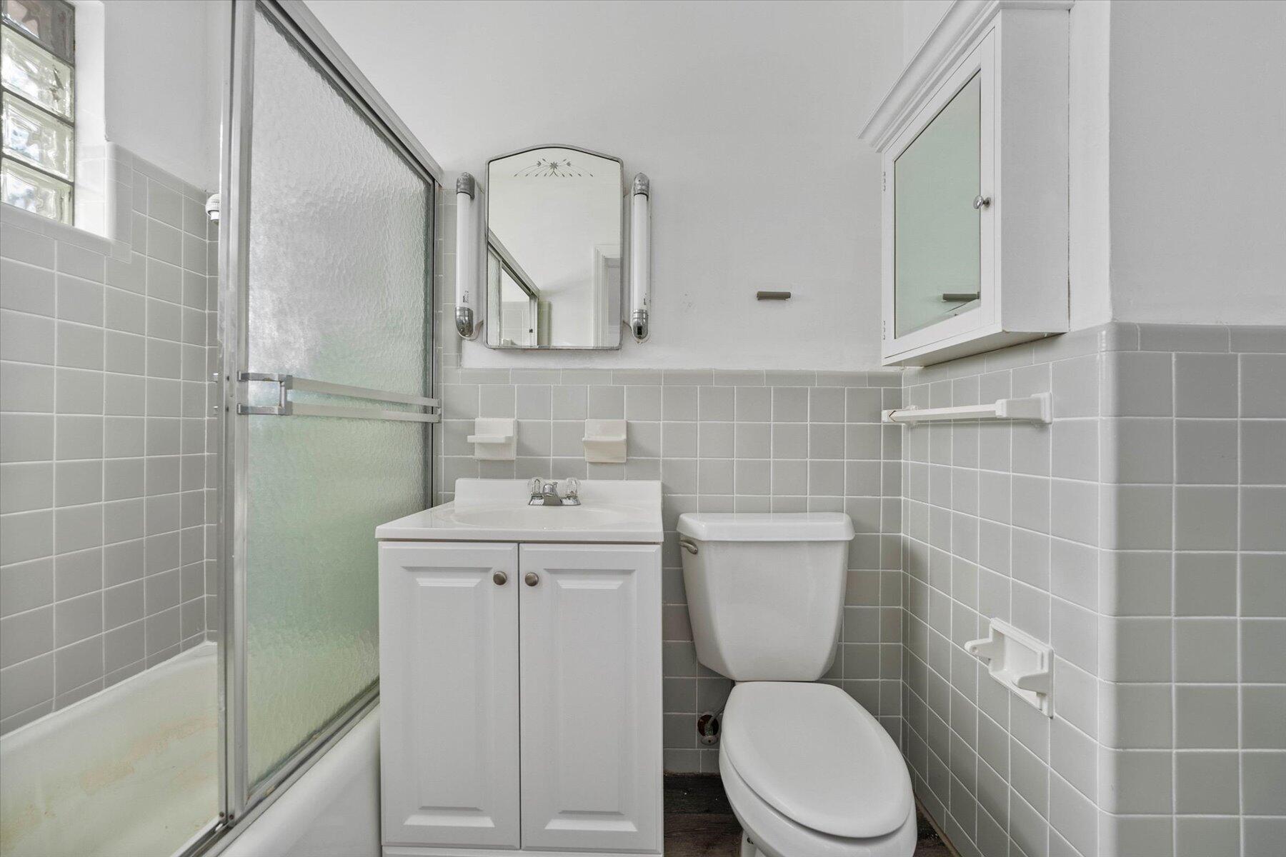 101 South Colorado Avenue Stuart, FL 34994 - Photo 12 of 17 a bathroom with a toilet a sink and mirror