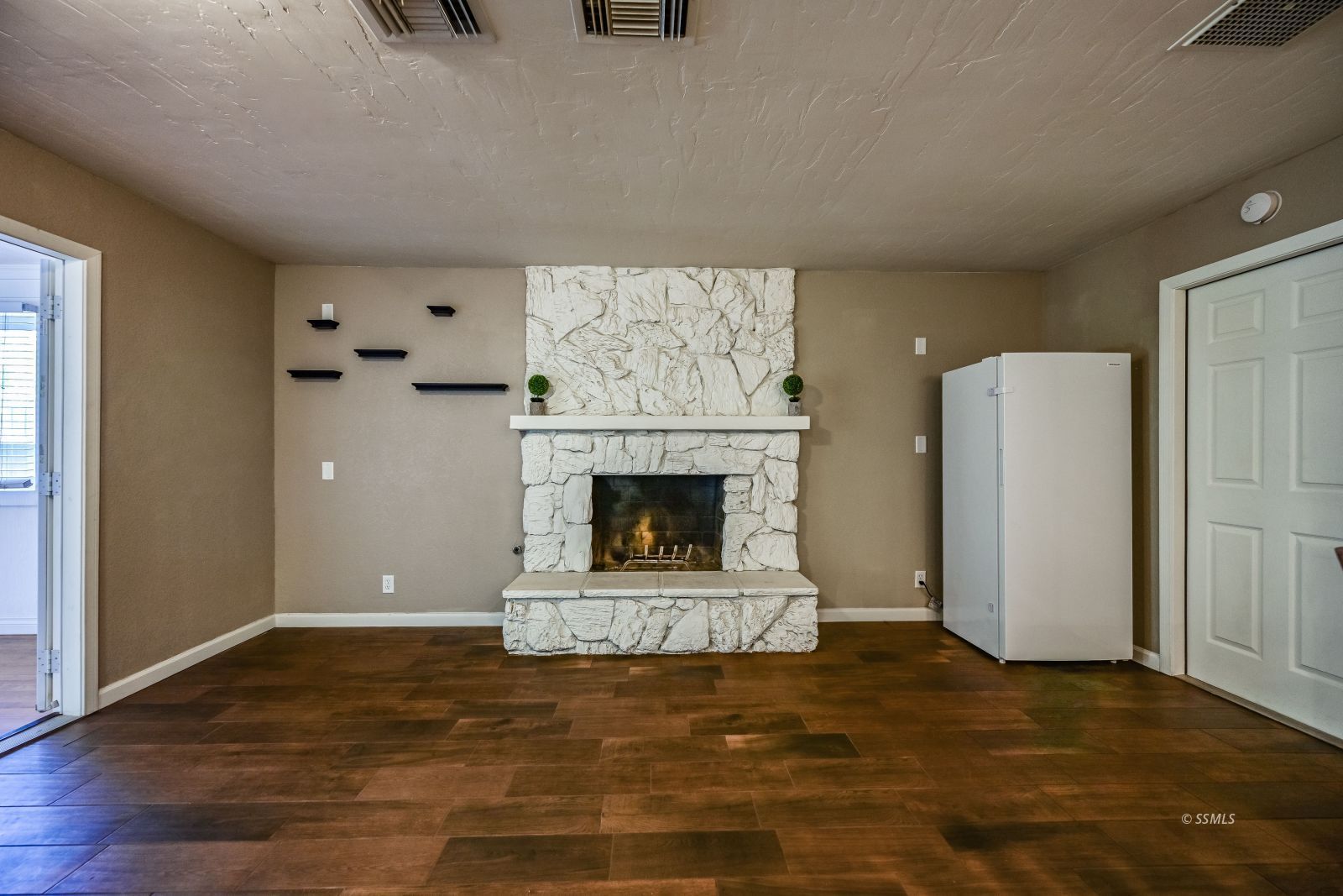 229 South Broadway Street Ridgecrest, CA 93555 - Photo 17 of 40