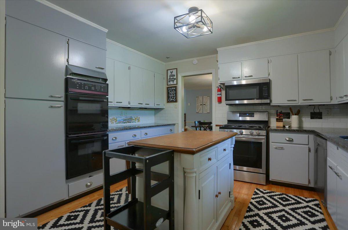 540 Devon Road Camp Hill, PA 17011 - Photo 19 of 36 Kitchen with Island