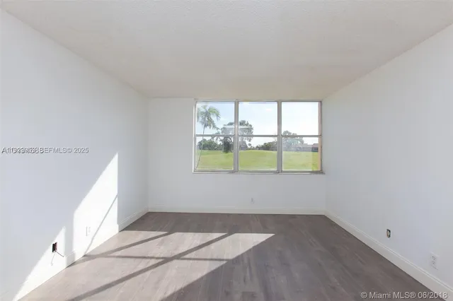a view of empty room with window
