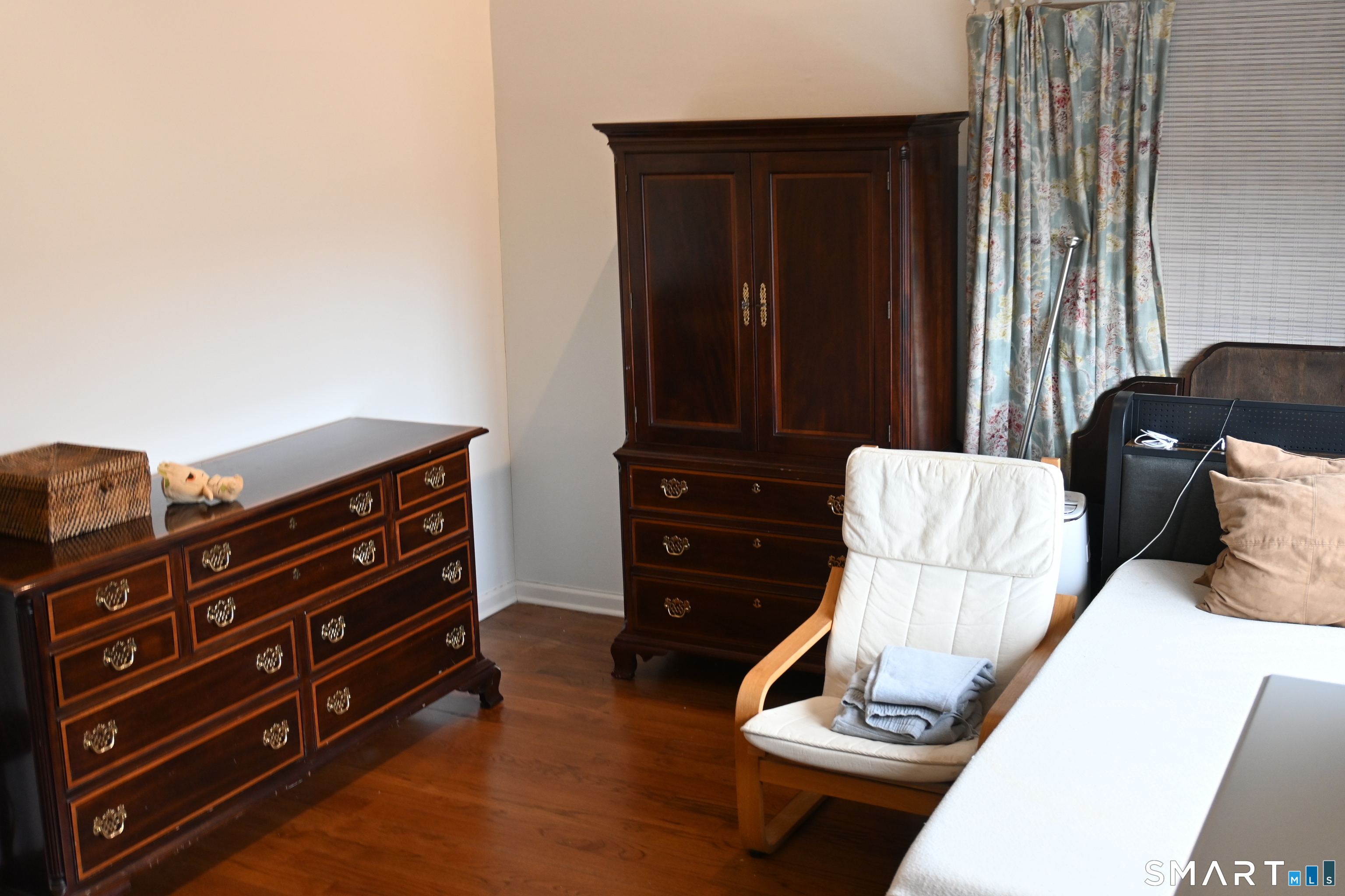 9 River Road, Unit 418 Greenwich, CT 06807 - Photo 21 of 38 a living room with furniture and wooden floor