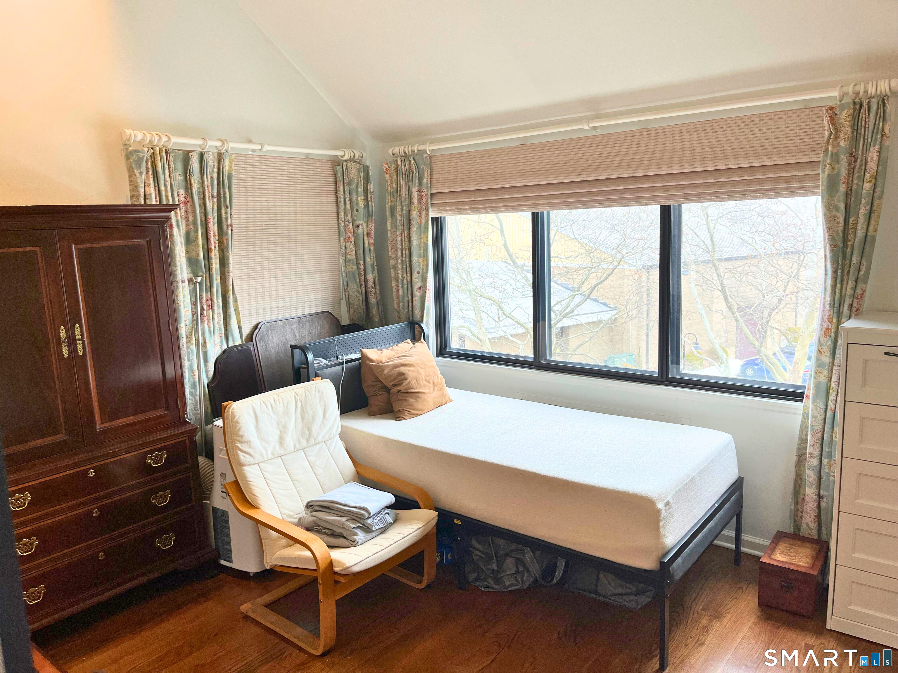 9 River Road, Unit 418 Greenwich, CT 06807 - Photo 27 of 38 a bedroom with a bed and a window