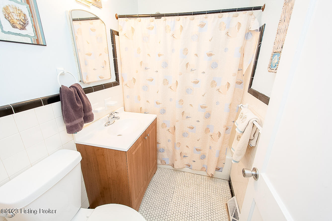 4807 Raven Road Louisville, KY 40213 - Photo 25 of 35 Full Bath