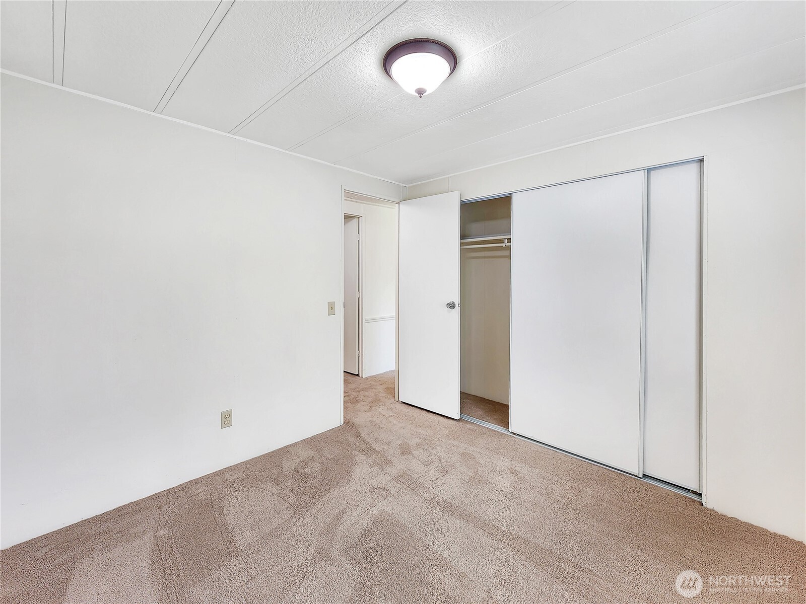 176 Nix Lane Centralia, WA 98531 - Photo 20 of 25 an empty room with a natural light