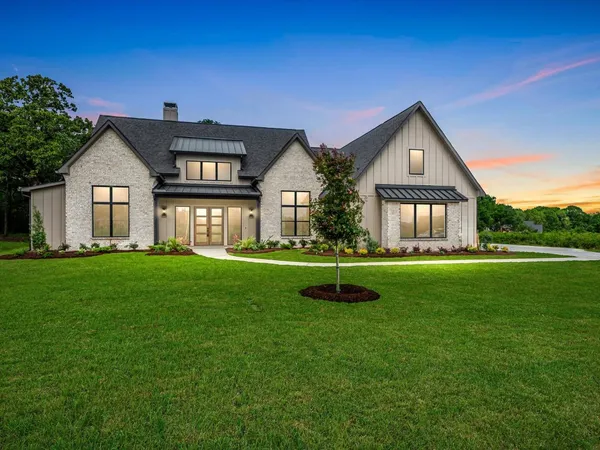 $1,033,000 | 10039 Lakeside Oaks Drive, Plantersville, TX 77363