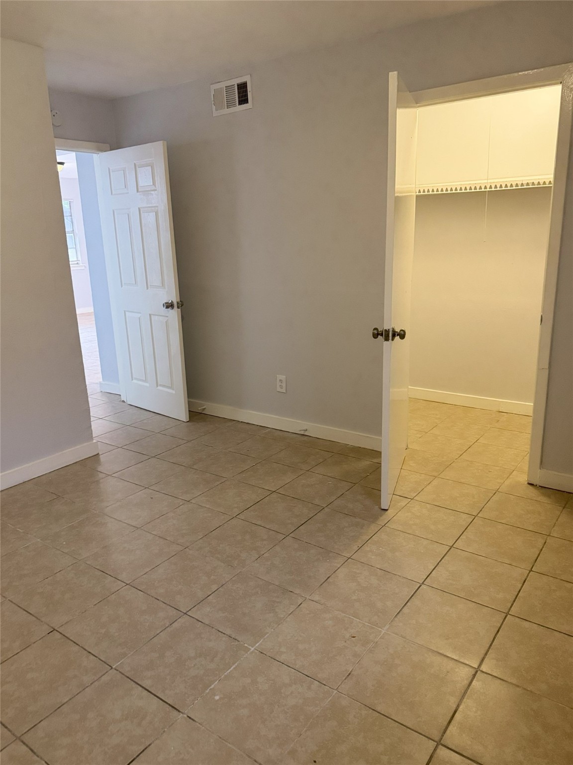 9100 Dodson Street, Unit 10 Houston, TX 77093 - Photo 7 of 11 an empty room with a bathroom