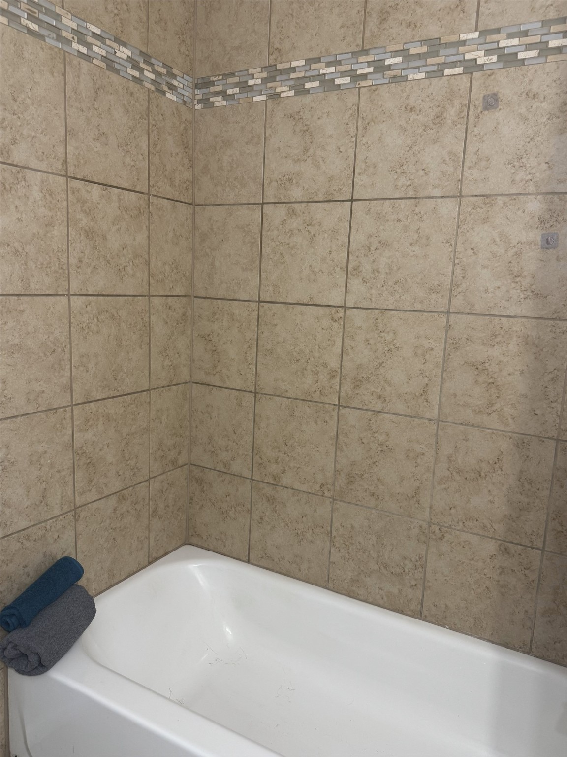 9100 Dodson Street, Unit 10 Houston, TX 77093 - Photo 8 of 11 a bathroom with a bathtub