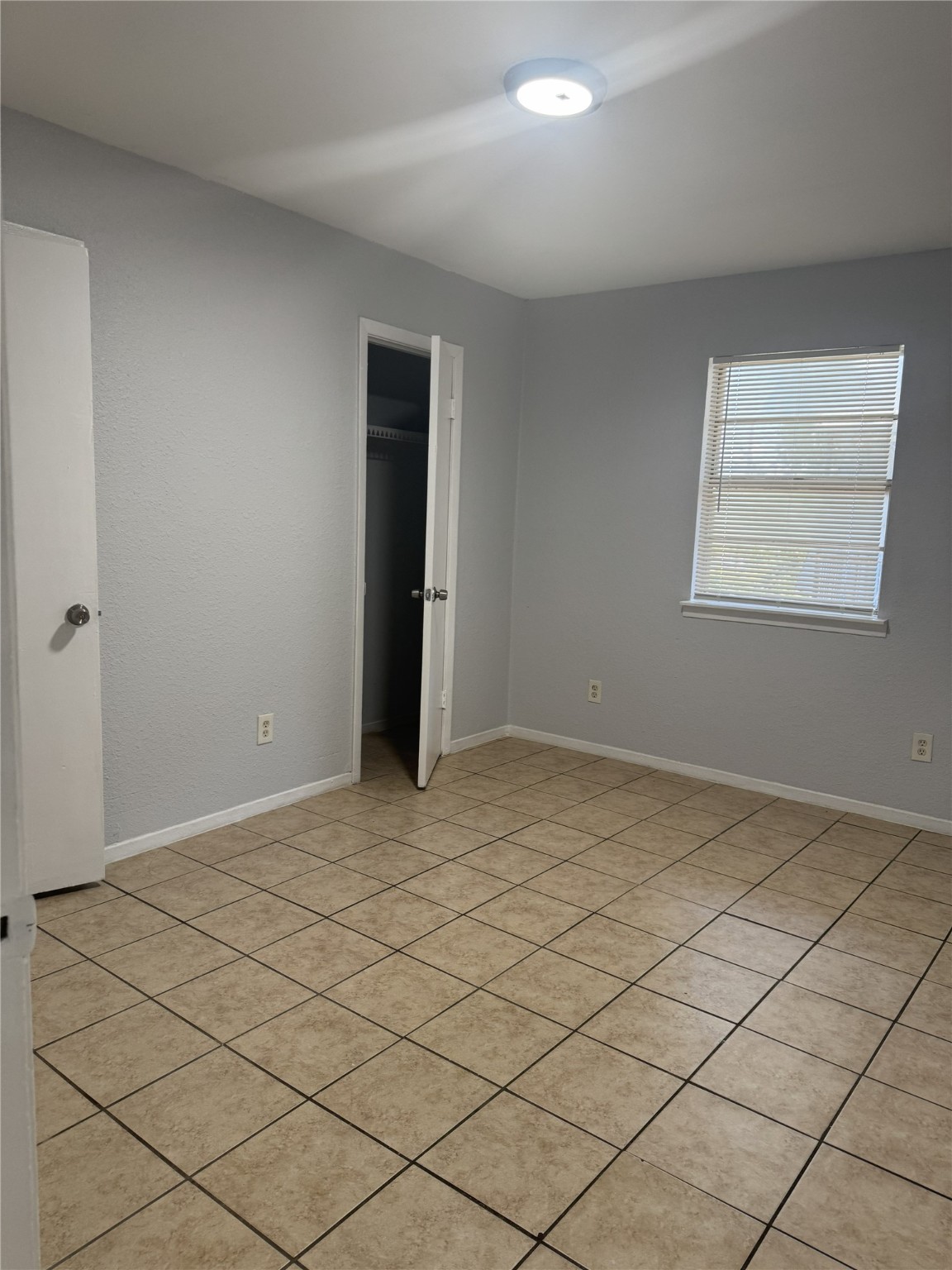 9100 Dodson Street, Unit 10 Houston, TX 77093 - Photo 10 of 11 a view of an empty room and window