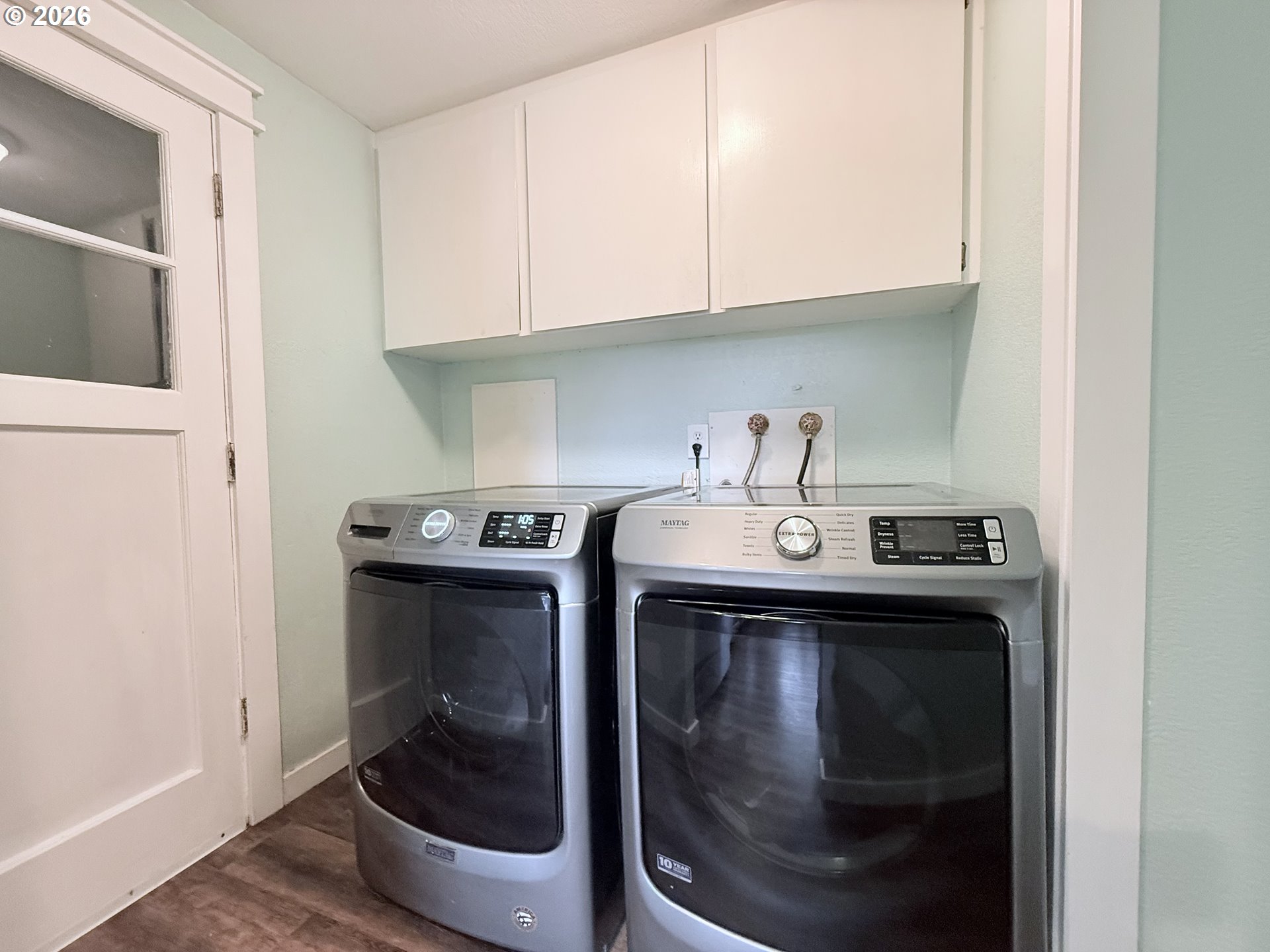 370 North Wall Street Coos Bay, OR 97420 - Photo 25 of 36 a kitchen with a sink and a stove