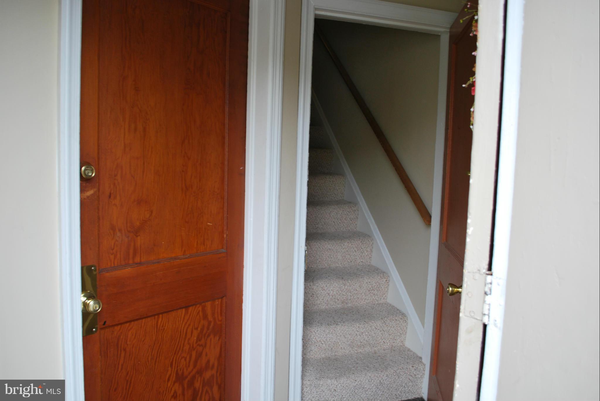 940 Elm Ridge Avenue Baltimore, MD 21229 - Photo 3 of 21 Foyer