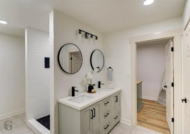 a view of empty room with a ceiling fan and window