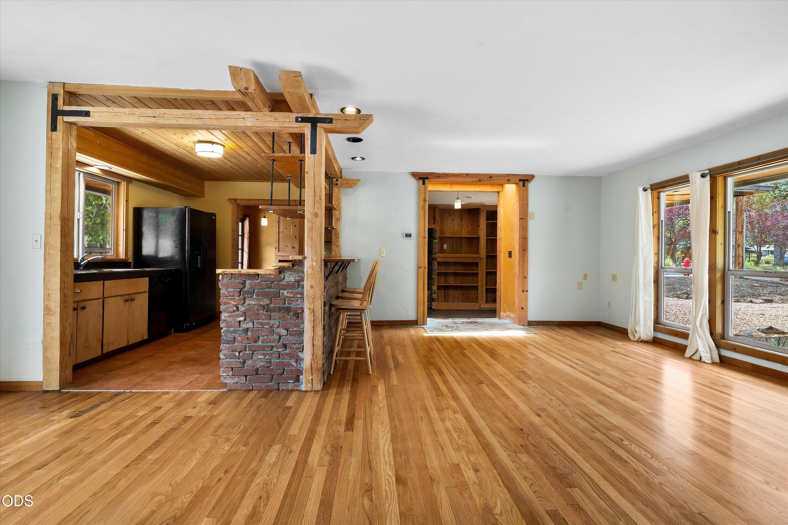 606 Northeast 9th Street Bend, OR 97701 - Photo 9 of 37