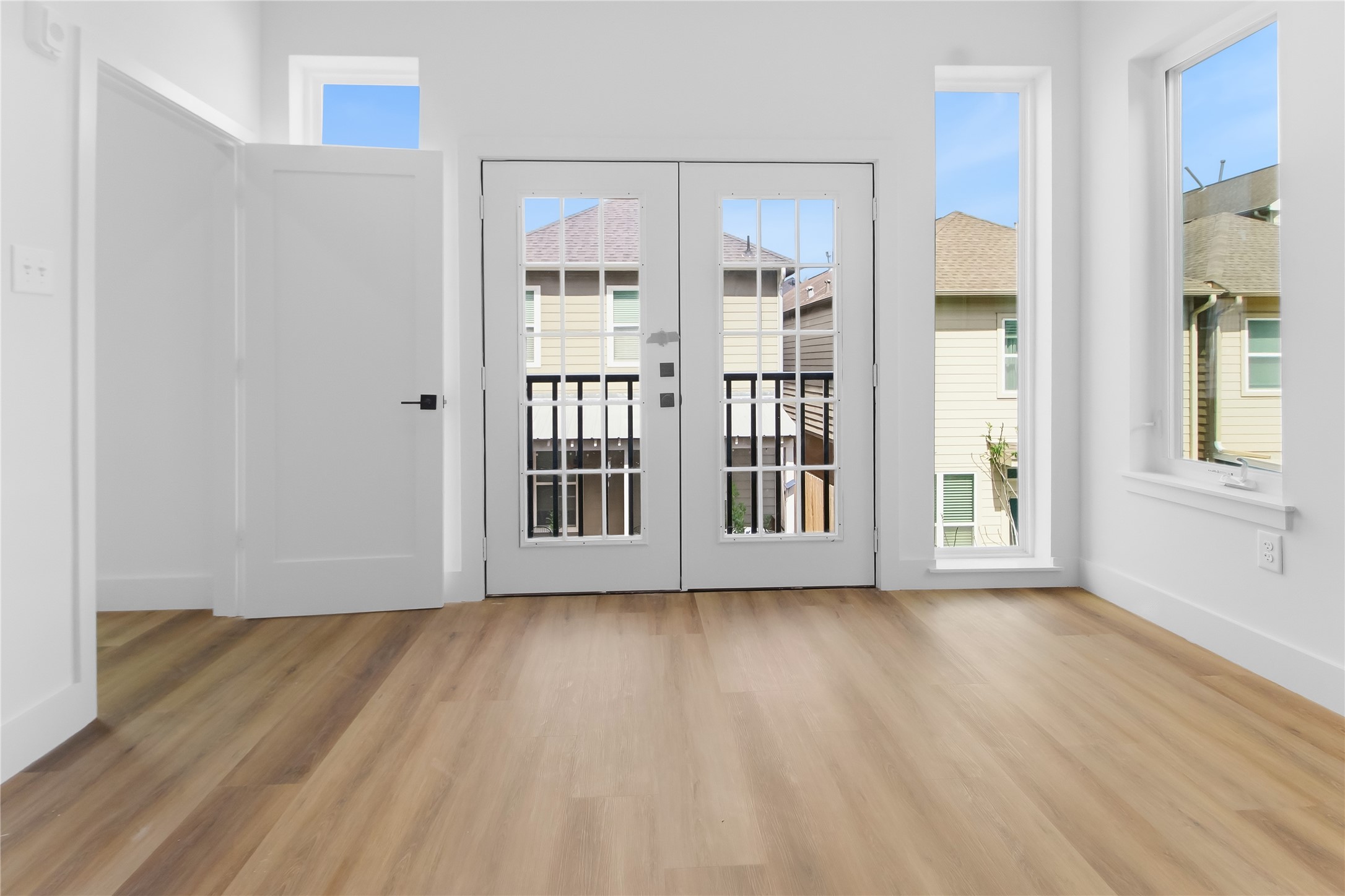 5614 Larkin Street, Unit G Houston, TX 77007 - Photo 11 of 20 a view of an empty room with wooden floor and a window