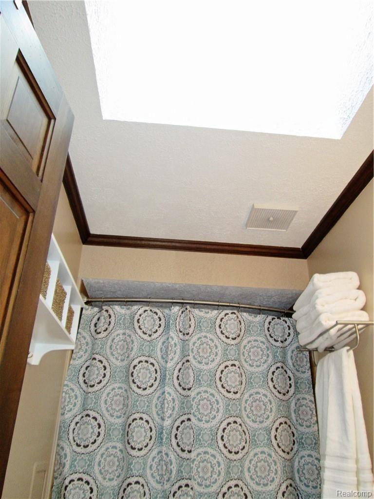 39368 Palmer Road Westland, MI 48186 - Photo 27 of 37 Bathroom main sky light.jpg