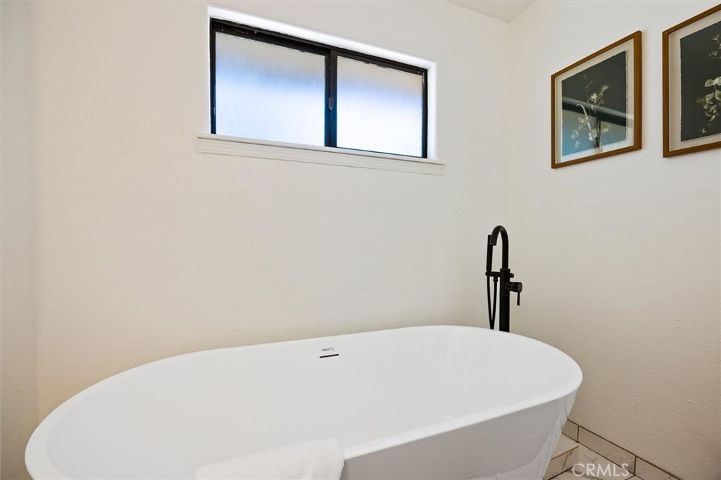 6998 Kingsbury Road Templeton, CA 93465 - Photo 21 of 57 Free standing tub