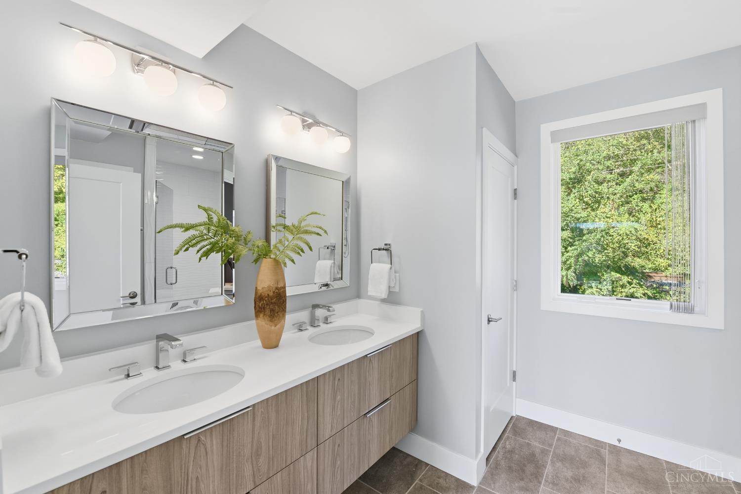 2636 Riverside Drive Cincinnati, OH 45202 - Photo 12 of 20