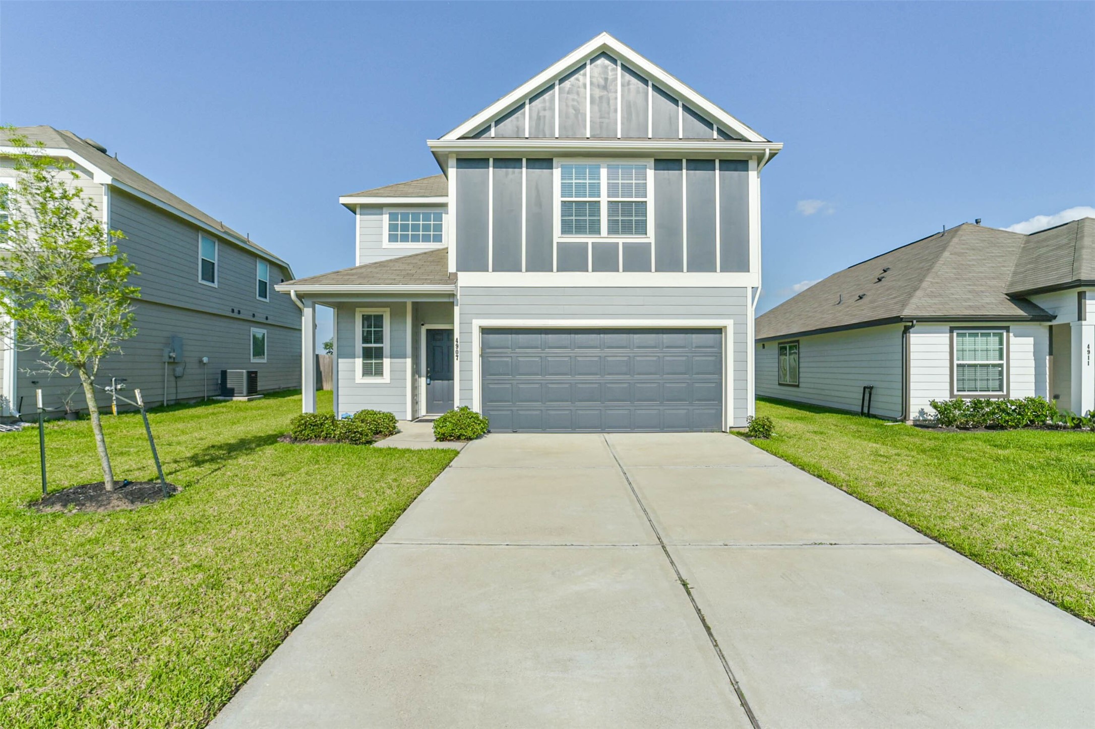 4907 Luke Matthew Drive Rosharon, TX 77583 - Photo 2 of 42 front view of a house with a yard