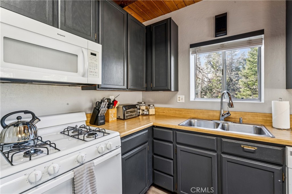 2701 Canon Way Running Springs, CA 92382 - Photo 4 of 37