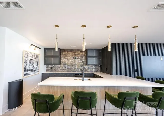 $1,699 | 425 West Trade Street, Unit 1ER, Charlotte, NC 28202