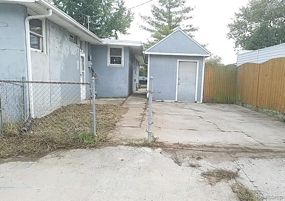 962 Eureka Road Wyandotte, MI 48192 - Photo 2 of 10
