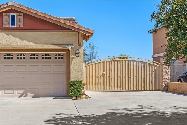 a view of a back yard of the house