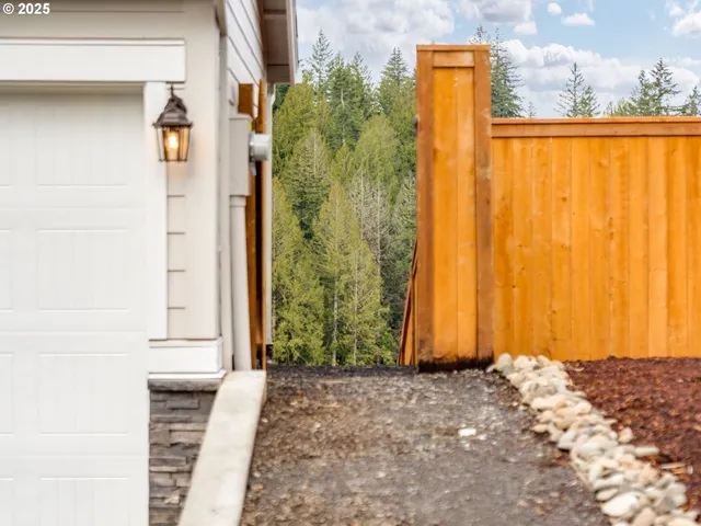 a view of a backyard