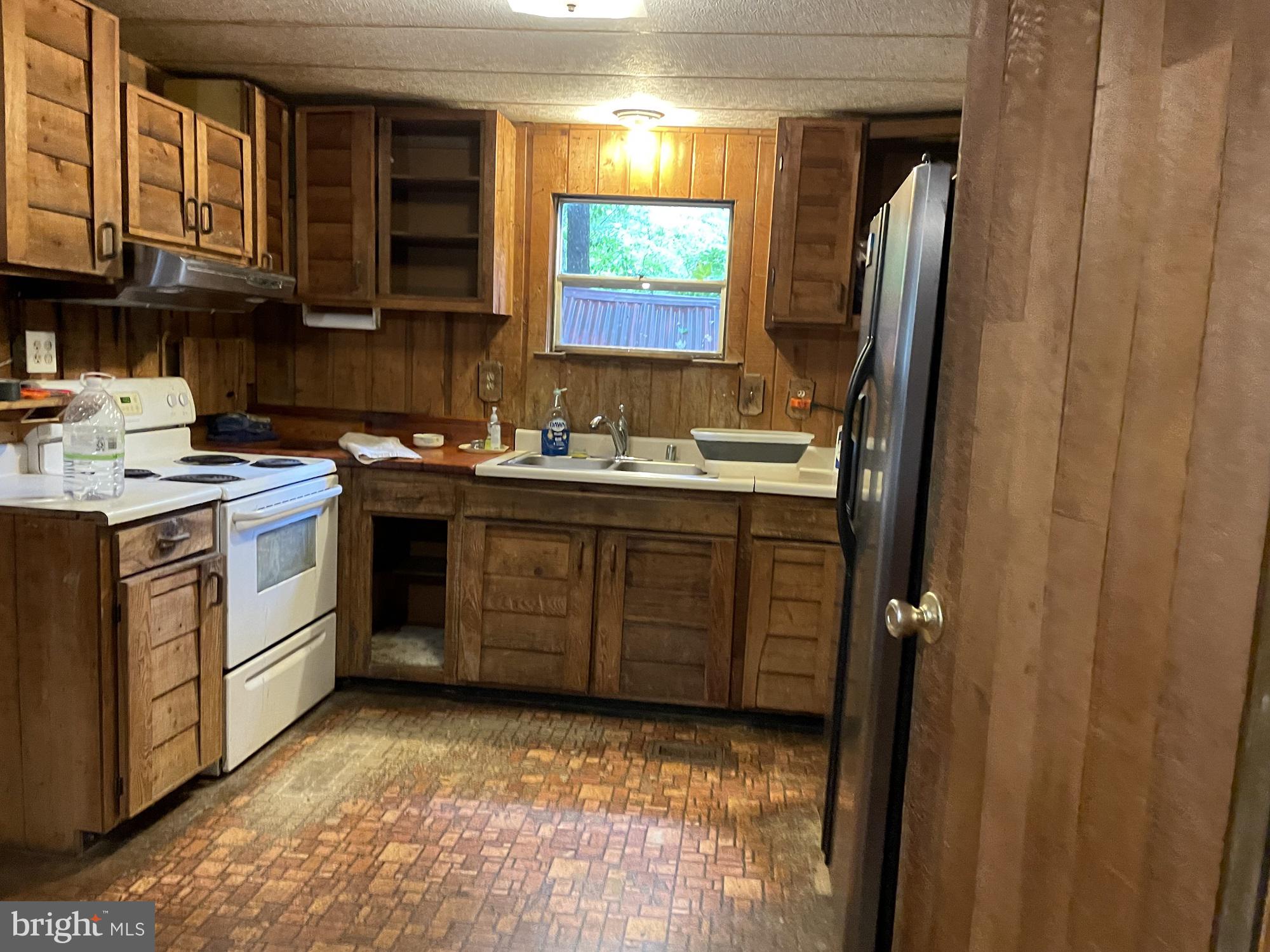 12348 Purcell Manassas, VA 20112 - Photo 5 of 12 Kitchen with rustic cabinets.