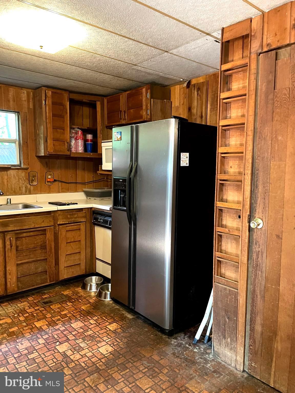 12348 Purcell Manassas, VA 20112 - Photo 6 of 12 Refrigerator and microwave.