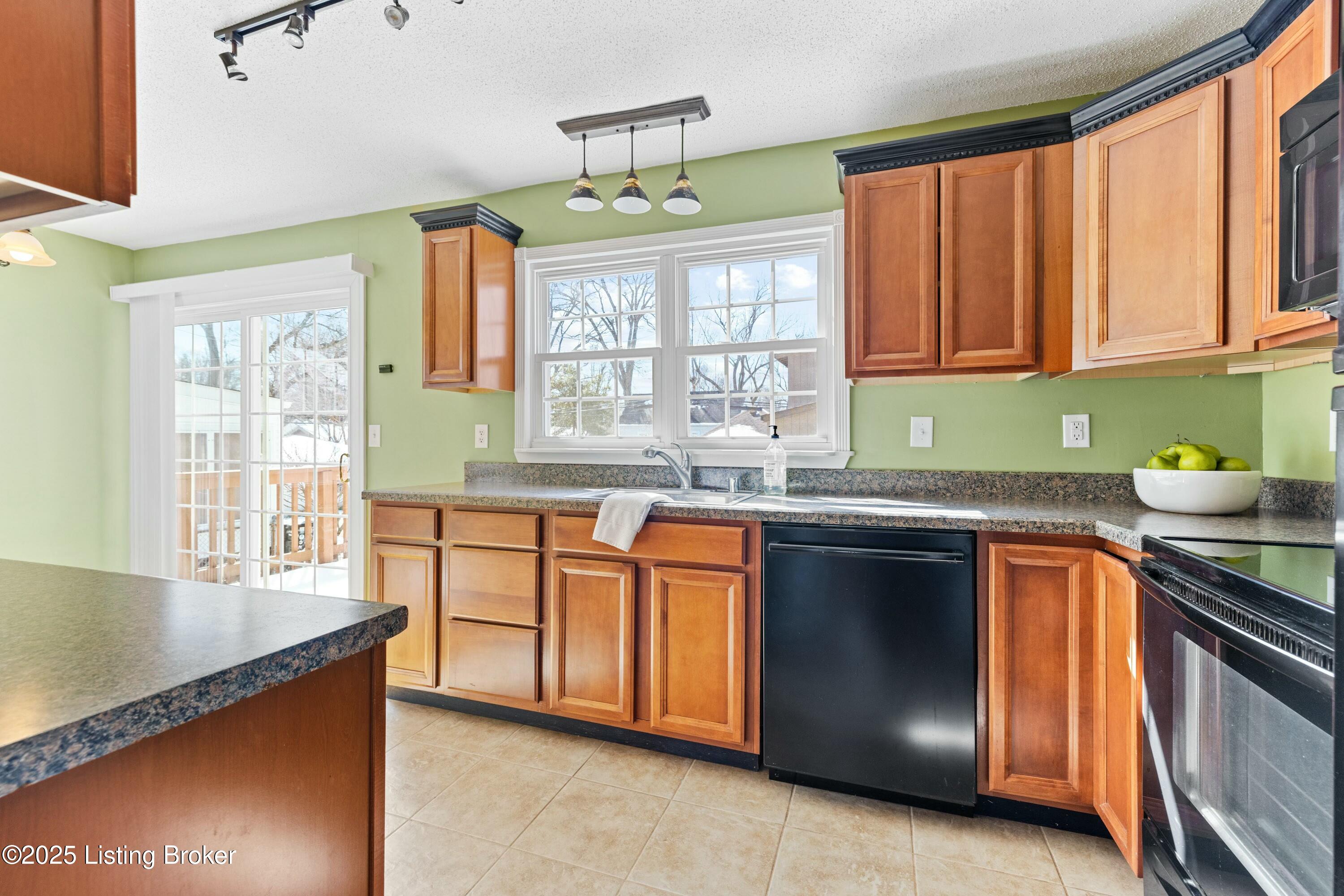 3122 Bobolink Road Louisville, KY 40213 - Photo 12 of 40 tempImageW7HB6C