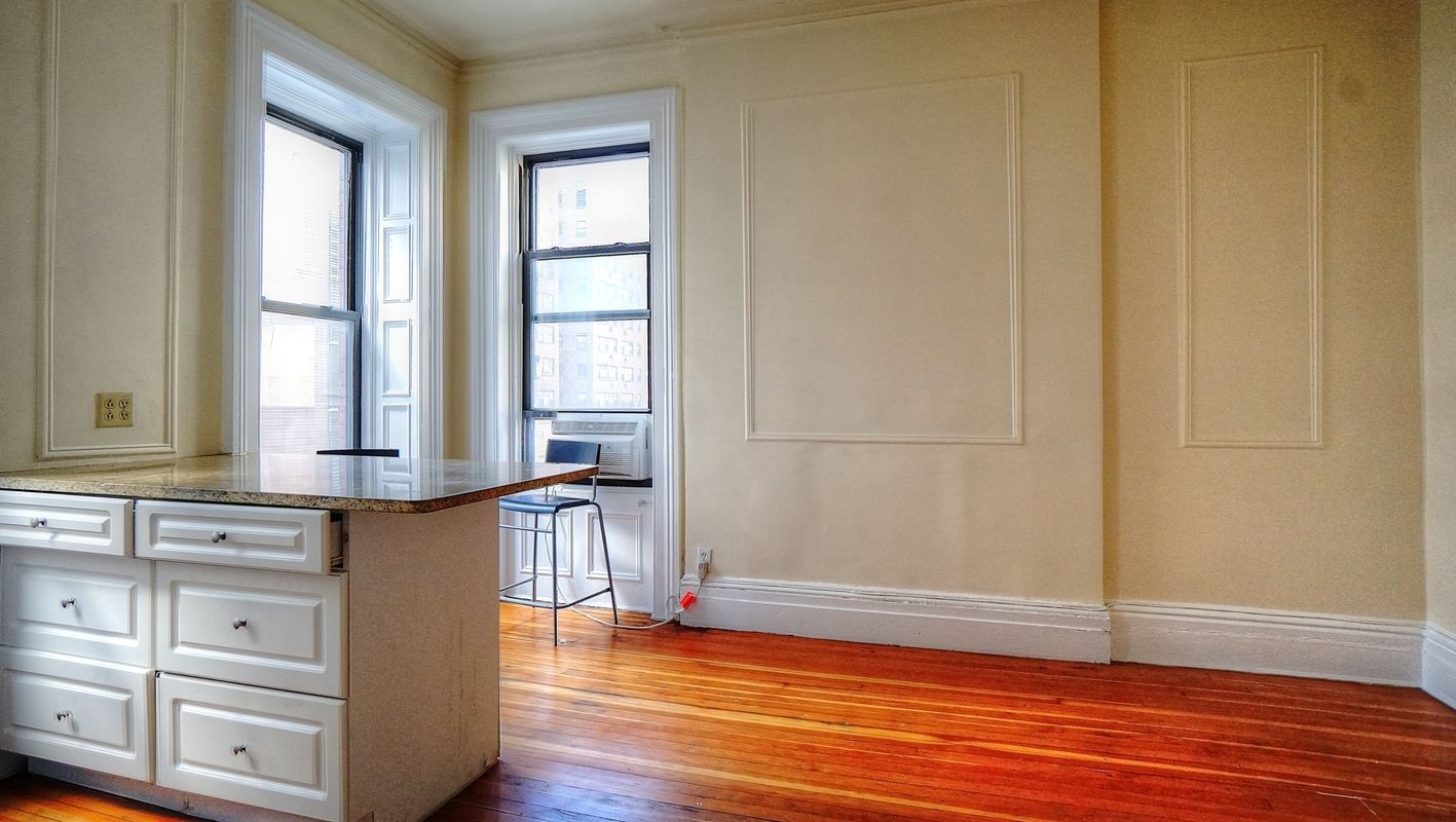 300 East 69th Street, Unit 4W Manhattan, NY 10065 - Photo 2 of 4